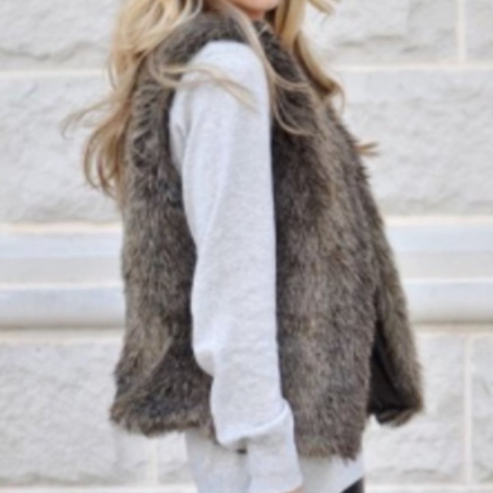 Olivaceous Faux Fur Vest Gray Black SZ M EUC Soft Warm Cozy Open or Closed